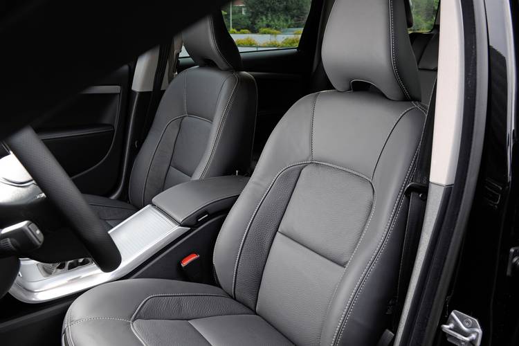 Volvo XC70 facelift 2015 assentos dianteiros