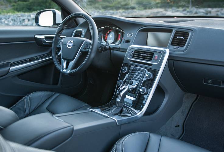 Volvo V60 facelift 2014 přední sedadla