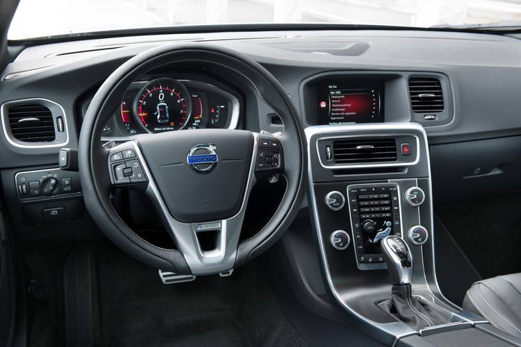 Volvo V60 facelift 2015 interiér