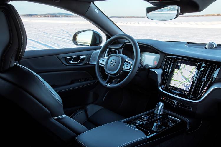 Interno di una Volvo V60 Cross Country 2019