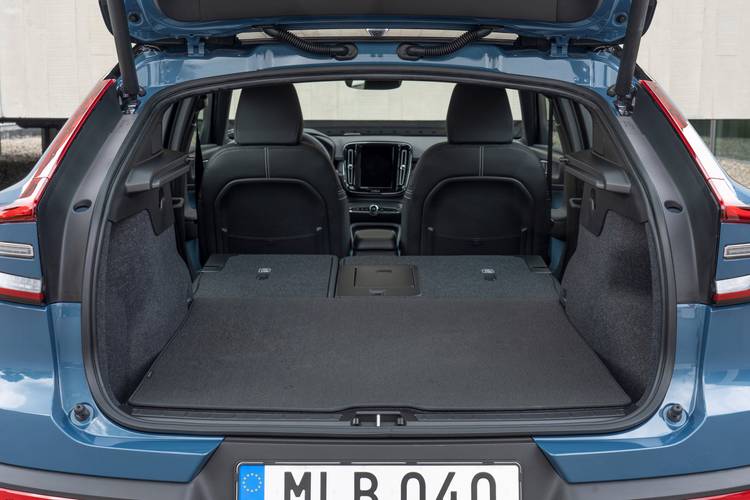 Volvo C40 2022 plegados los asientos traseros