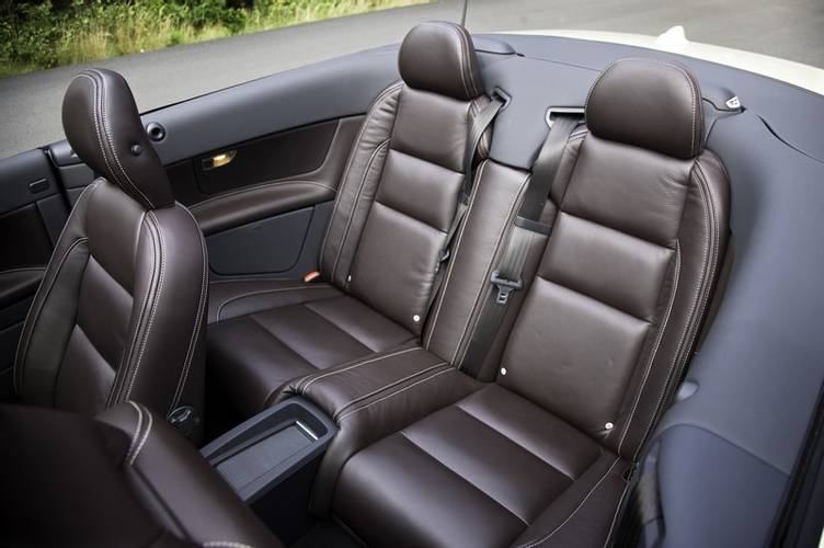 Volvo C70 2008 rear seats