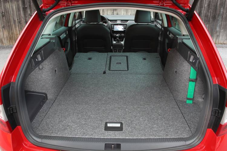 Škoda Octavia E5 2014 rear folding seats