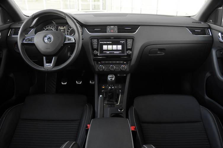 Interno di una Škoda Octavia E5 RS 2014