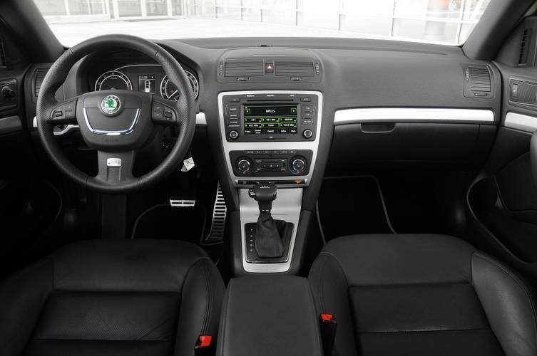 Interno di una Škoda Octavia 1Z facelift RS 2008