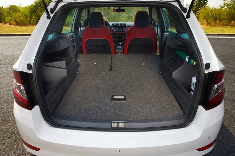 Škoda Fabia NJ5 facelift 2020 sklopená zadní sedadla