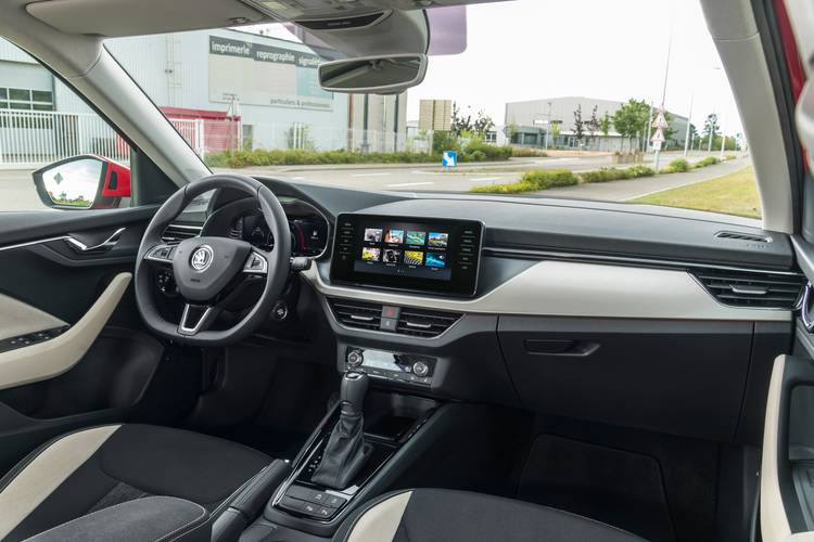 Interno di una Škoda Kamiq NW4 2020