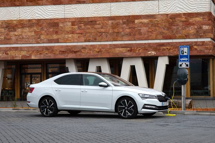 Škoda Superb B8 3V3 iV facelift 2020 nabíjení