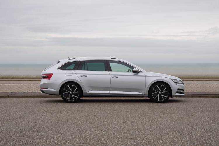 Škoda Superb B8 3V5 iV facelift 2021 wagon