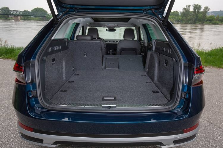 Škoda Superb B8 3V5 Scout facelift 2021 rear folding seats