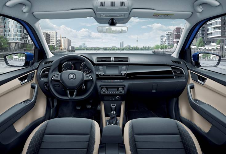 Interno di una Škoda Fabia NJ3 2015