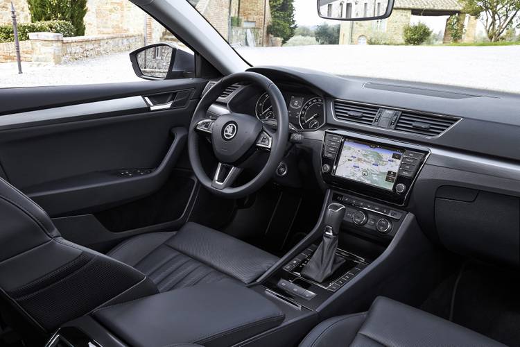 Interno di una Škoda Superb B8 3V3 2015